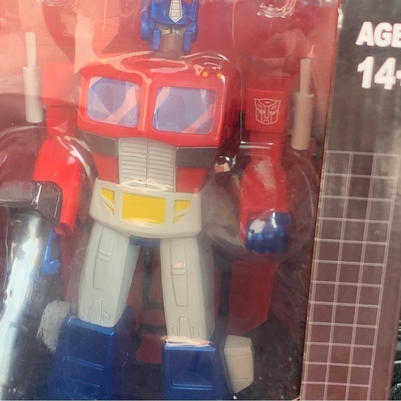 Transformers OPTIMUS PRIME Autobot Commander 9" Statue PCS Collectibles Hasbro - Picture 2 of 5